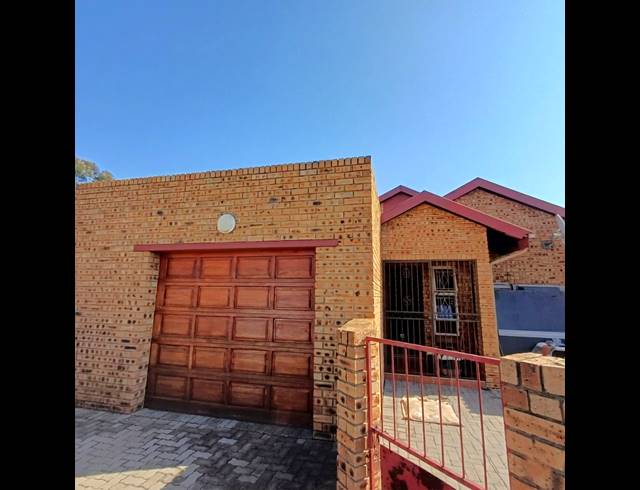 3 BEDROOM TOWNHOUSE FOR SALE IN RIVERSDALE